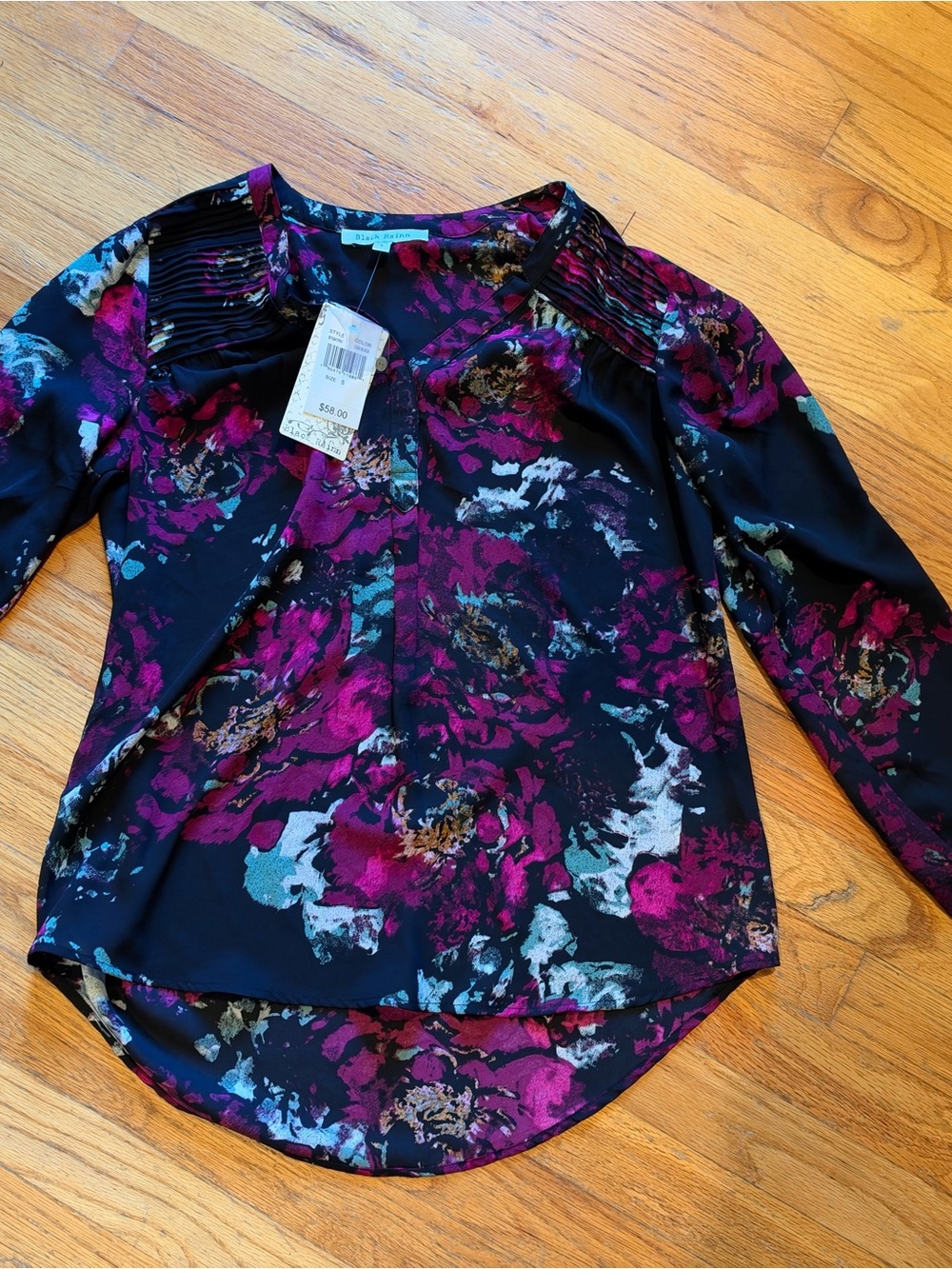 Black Rainn Black Floral nwt size small Blouse with Magenta Accents